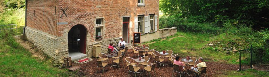 Foto Gezellig terras in het woud